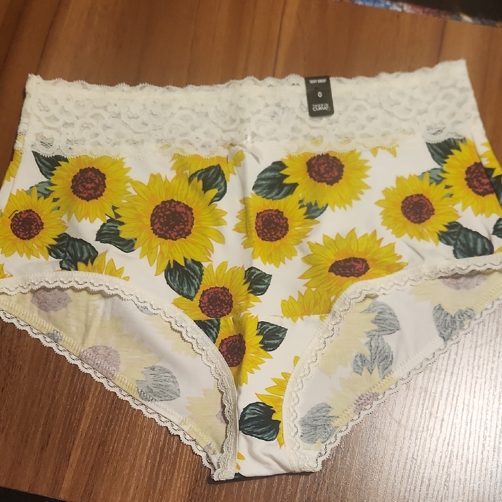 Sunflower Print Lace Trim Shorts